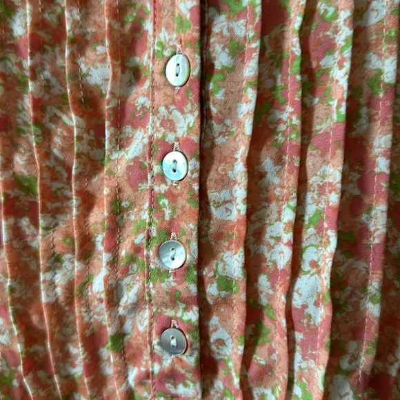 Rose + Olive Sleeveless coral floral blouse that buttons up the front. Large - Picture 3 of 3